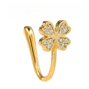 Dettaglio macro della clip per naso a quadrifoglio placcata oro 18k con strass