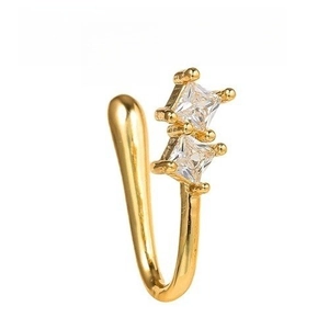 Dettaglio dell'anello da naso placcato oro 18k con zirconi quadrati e design a forma di U