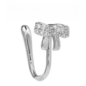 Dettaglio del clip per naso a fiocco argento con strass scintillanti senza foro