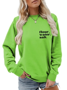Dettaglio della stampa flour water salt su felpa verde neon girocollo casual