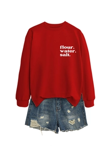 Felpa rossa con stampa flour water salt e pantaloncini in denim strappati alla moda