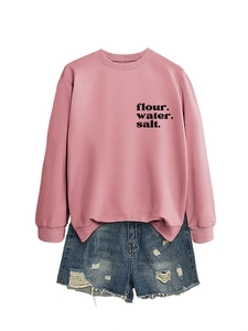 Dettaglio felpa rosa con stampa farina acqua sale e set di pantaloncini di jeans strappati