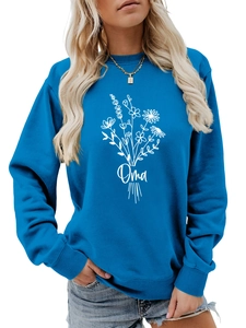 Détail du sweat-shirt bleu clair avec motif floral blanc et lettrage Oma artistique
