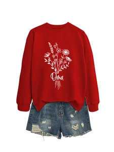 Détail à plat d'un sweat-shirt rouge à manches longues avec imprimé floral Oma et short en jean