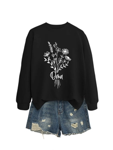 Vue à plat d'un sweat-shirt noir ample avec imprimé floral Oma blanc et short en jean