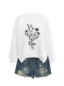 Vue à plat d'un sweat blanc à manches longues avec imprimé floral Oma et short en jean