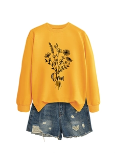 Détail du sweat-shirt jaune à manches longues avec imprimé Oma et short en denim