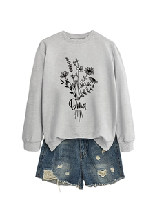 Détail du sweat gris avec motif fleur Oma et short en jean vieilli pour femme décontracté