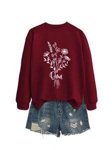 Détail de l'ensemble sweat bordeaux imprimé Oma fleurs et short en jean bleu usé