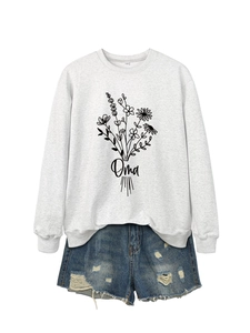 Détail d'un sweat-shirt gris clair à manches longues avec fleurs et lettrage Oma