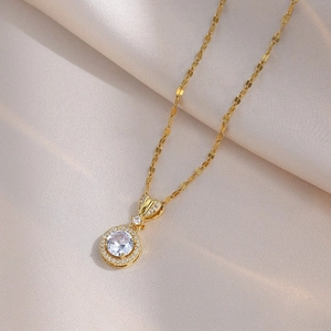 Collier en acier titane doré avec pendentif en zircon rond et pavage de strass