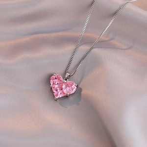 Collana con ciondolo a cuore rosa e catena in argento su seta viola lucida
