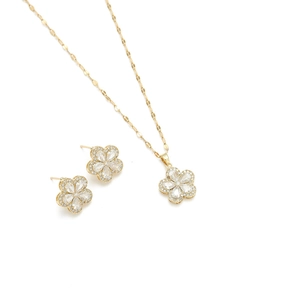 Elegantes goldenes Blumenschmuck-Set mit Zirkonia-Blütenblättern, Halskette und Ohrstecker