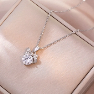 Collier élégant avec pendentif nœud en argent, zircon rond et diamants étincelants