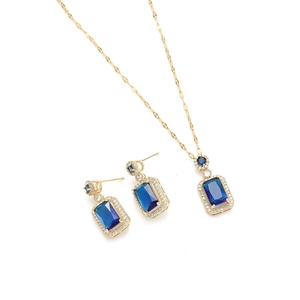 Elegantes Schmuckset aus Gold mit Halskette und Ohrringen mit blauen Kristallanhängern