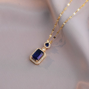 Elegante Goldhalskette mit rechteckigem blauen Kristall und Zirkon auf Seidenstoff