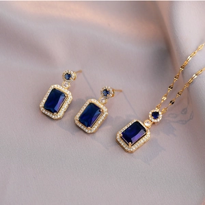 Vintage vergoldetes Schmuckset mit blauen Saphirkristallen und Zirkonia-Akzenten