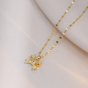 Collier chic en acier titane doré avec pendentif papillon et zircons sur soie
