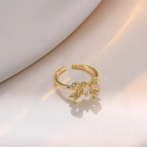 Bague papillon minimaliste dorée pour femme avec incrustation de zircone et design