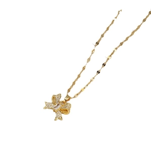 Collier doré avec pendentif papillon en zircon et chaîne brillante sur fond blanc