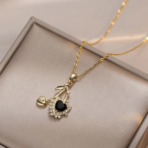 Collana a ciliegia dorata con zircone a cuore nero e accenti di cristalli scintillanti