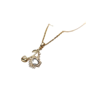 Elegante collana con ciondolo a cuore ciliegia dorato con zirconi lucenti su sfondo bianco