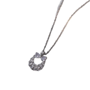 Collana con ciondolo a fiocco in zirconi argentati con design in cristallo a forma di U