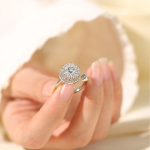Anello girevole a forma di girasole in argento con zirconi e design a fascia aperta