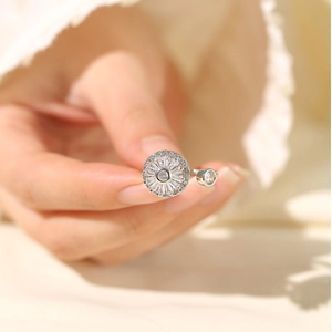 Anello aperto in argento con girasole in zircone scintillante da donna