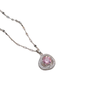 Collier élégant argenté avec pendentif en zircone rose ronde et halo de cristaux brillants