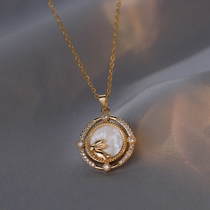 Collier lapin élégant avec cercle en zircon et pendentif en nacre blanche plaqué or 18K