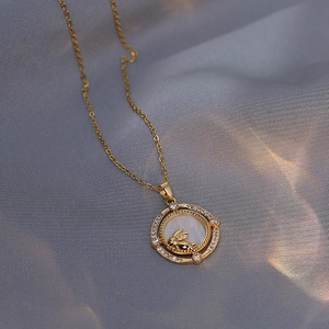 Collier lapin doré élégant avec cercle en zircon et incrustation nacre chic