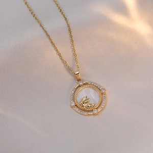 Collier doré double cercle avec pendentif lapin, incrustation de zircon et nacre élégante