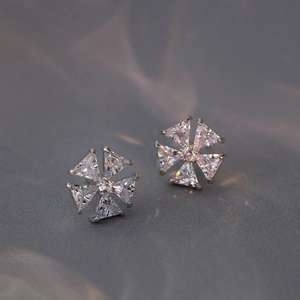 Boucles d'oreilles flocon de neige en argent avec zircons étincelants en forme de cœur