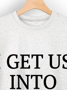 Nahaufnahme der GET US INTO Aufschrift auf dem hellgrau melierten Rundhals-Sweatshirt