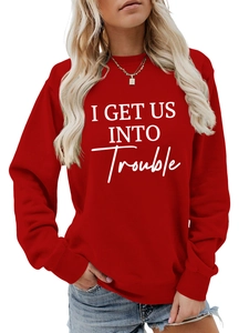 Detail des weißen Slogan-Prints auf dem roten langärmeligen Sweatshirt für Damen