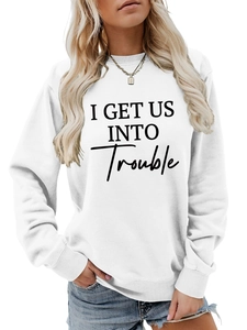 Nahaufnahme eines weißen Sweatshirts mit schwarzem Aufdruck I GET US INTO Trouble