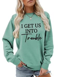 Detail von mintgrünem Sweatshirt mit I GET US INTO Trouble Aufdruck und Rippbündchen
