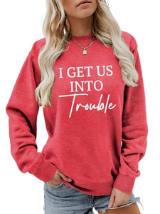 Detail der I GET US INTO TROUBLE Grafik auf einem roten Damen-Sweatshirt mit Rundhalsausschnitt