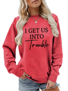 Detail von rotem Sweatshirt mit dem schwarzen Aufdruck I GET US INTO Trouble