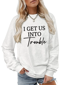 Detail eines grauen Sweatshirts mit dem schwarzen Aufdruck I GET US INTO TROUBLE