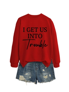 Flachbild von rotem Sweatshirt mit Textdruck und destroyed Jeans-Shorts Set