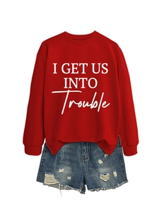 Rotes Langarm-Sweatshirt mit I GET US INTO TROUBLE Aufdruck und blauen Denim-Shorts
