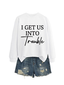 Flachbild von weißem Baumwoll-Sweatshirt mit schwarzem Aufdruck und blauen Denim-Shorts im Set