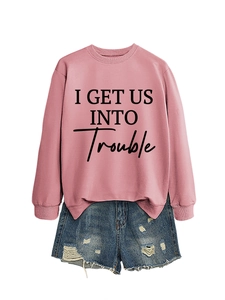 Rosa Sweatshirt mit Slogan und dazu passenden distressed Denim-Shorts im Set