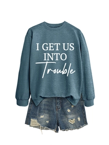 Detail von graublauem Oversize-Sweatshirt und Set aus Distressed-Denim-Shorts