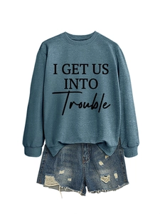 Blaugraues Sweatshirt mit I GET US INTO TROUBLE Text und destroyed Denim-Shorts