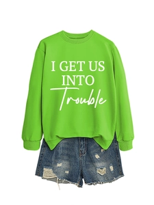 Flachbild von neongrünem Sweatshirt mit I GET US INTO Trouble Aufdruck und Denim Shorts