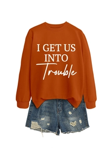 Flachbild von orangefarbenem Sweatshirt mit Textaufdruck und blauen Denim-Shorts
