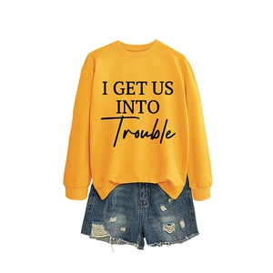 Ingwergelber Pullover mit Spruch-Aufdruck und dazu passende blaue Jeans-Shorts mit Rissen